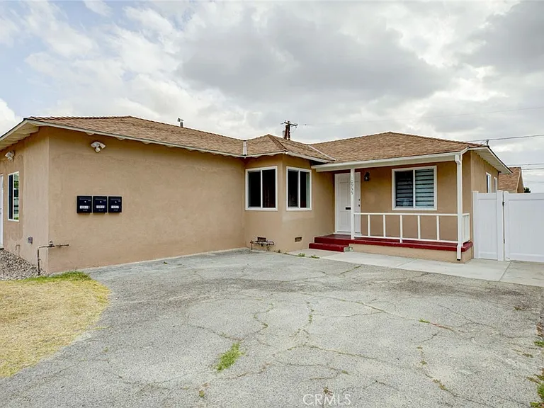 10935 Nassau Ave — Photo 1