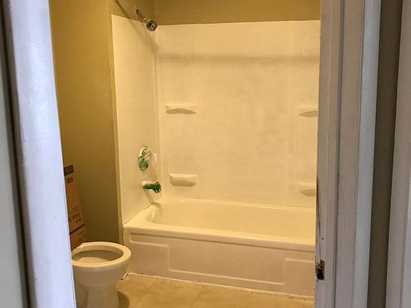 5th image of 512 N Centre St