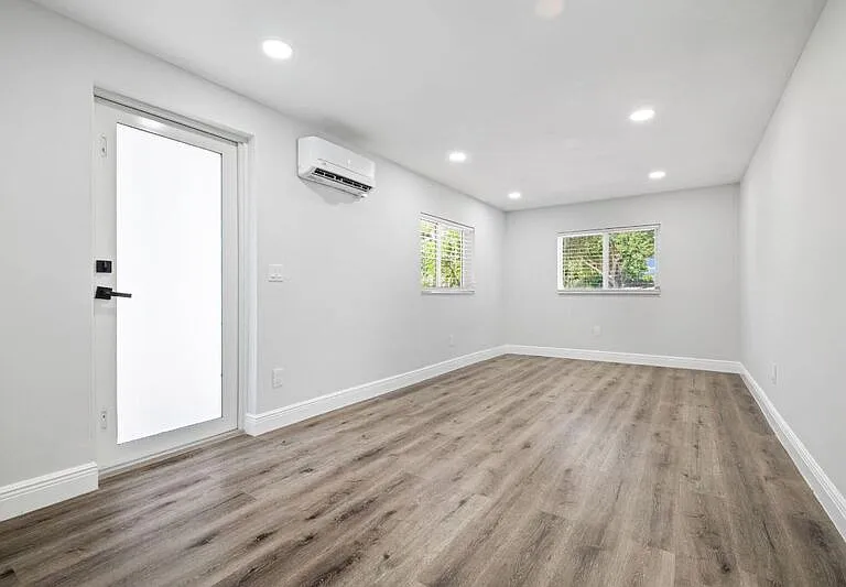2298 NE 4th Ave — Photo 14