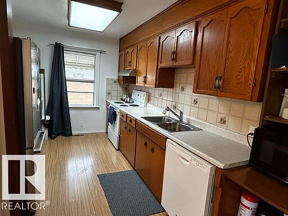 5th image of 5004 52nd Ave