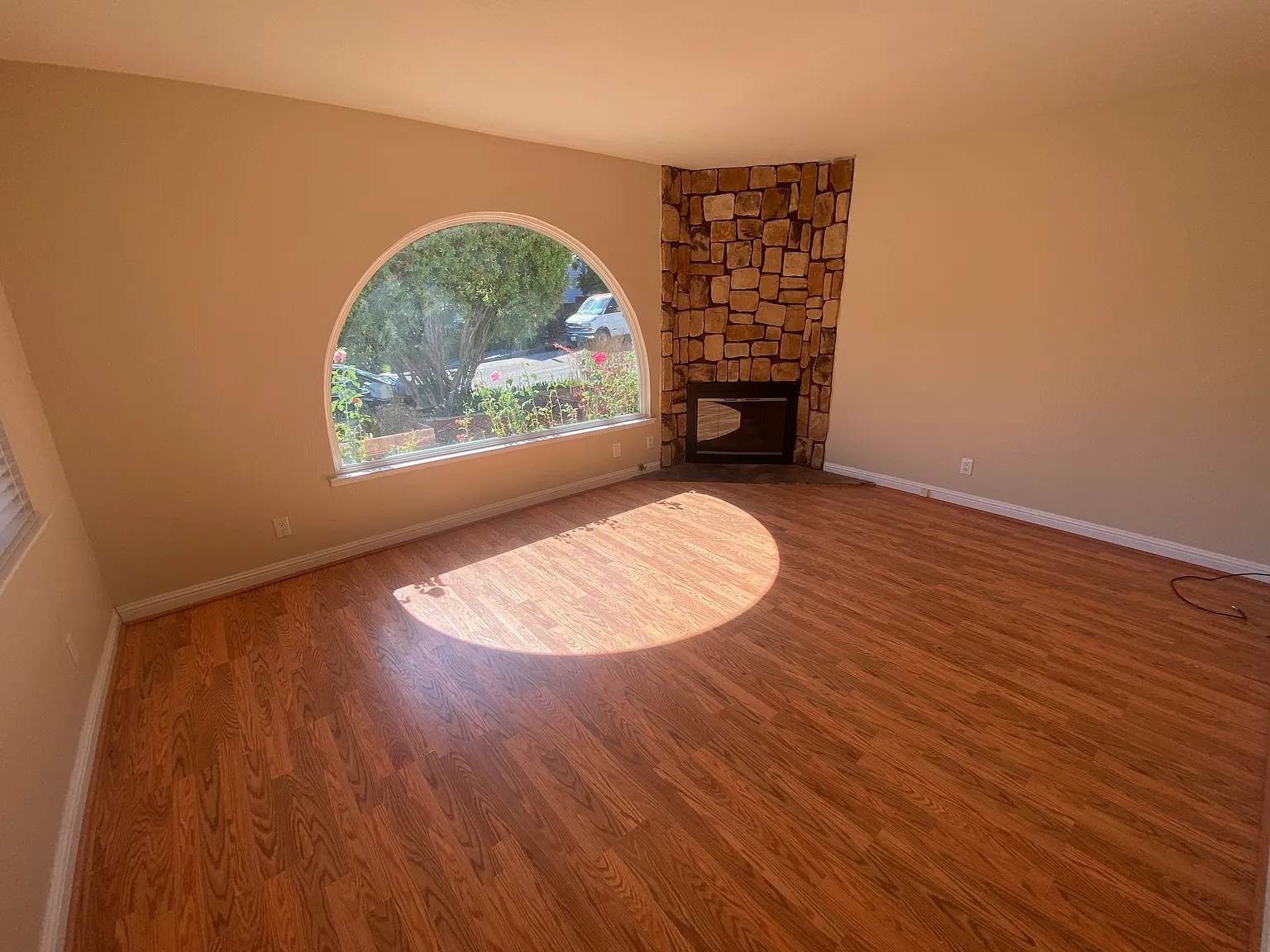 3 bed, 2.5 bath, 1460 sqft, $4,350 — Photo 4