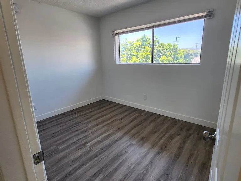 1033 W 253rd St #6 — Photo 11