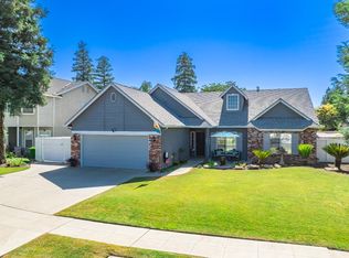832 N Cherry Ln, Clovis, CA 93611
