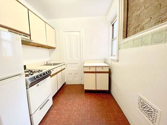 3rd image of 330 W 88th St #2B