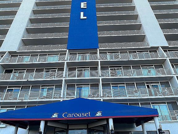 Carousel: main entrance 