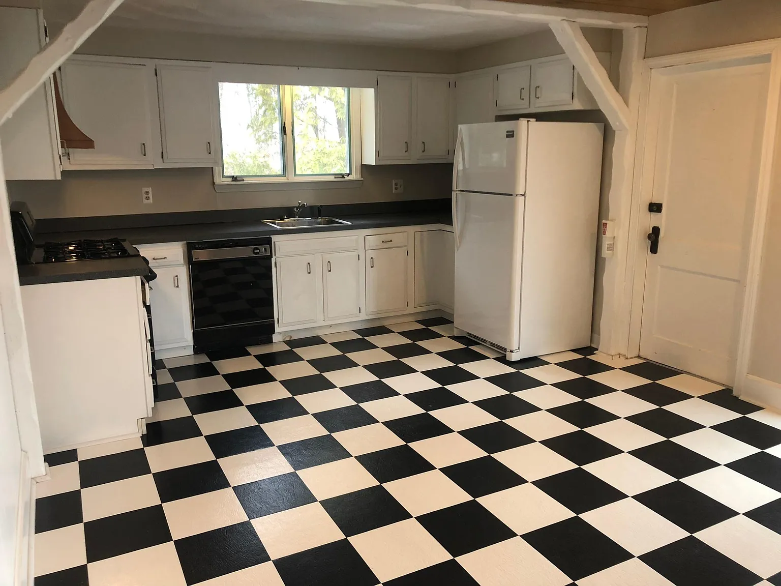 170 Beech Ave — Photo 3
