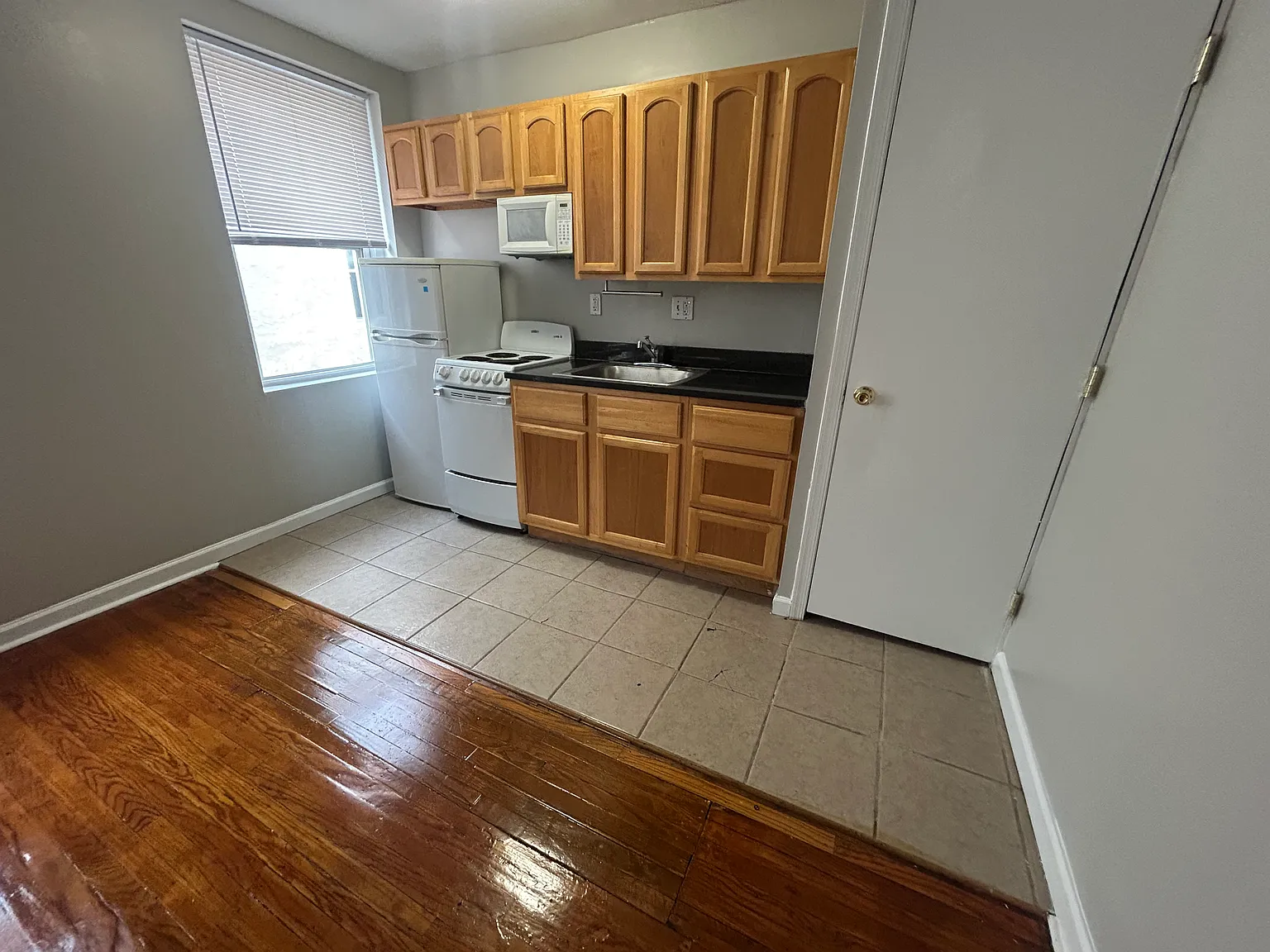 Studio, $990 — Photo 2
