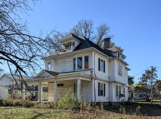 1102 6th St, Charleston, IL 61920