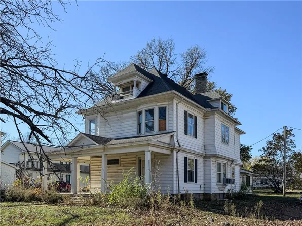 1102 6th St, Charleston, IL 61920
