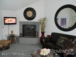 Livingroom w/fireplace