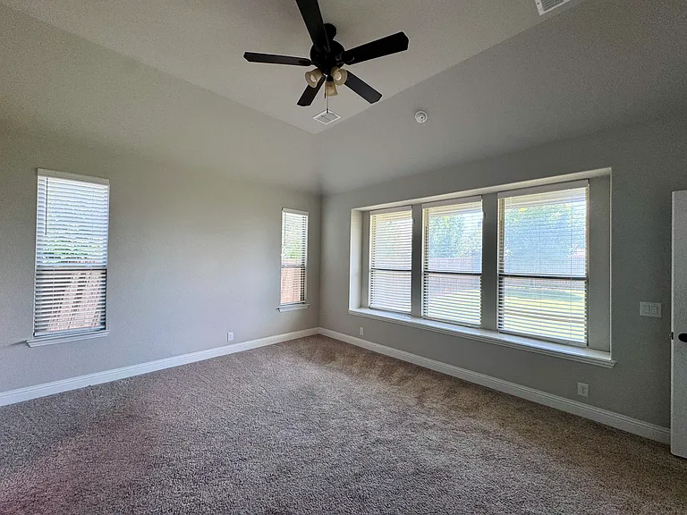 2113 Burke Dr — Photo 16