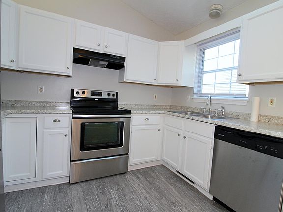 3rd image of 106 Willow Bend Dr
