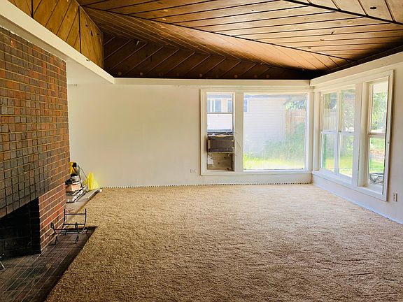 Spacious living room with new carpet