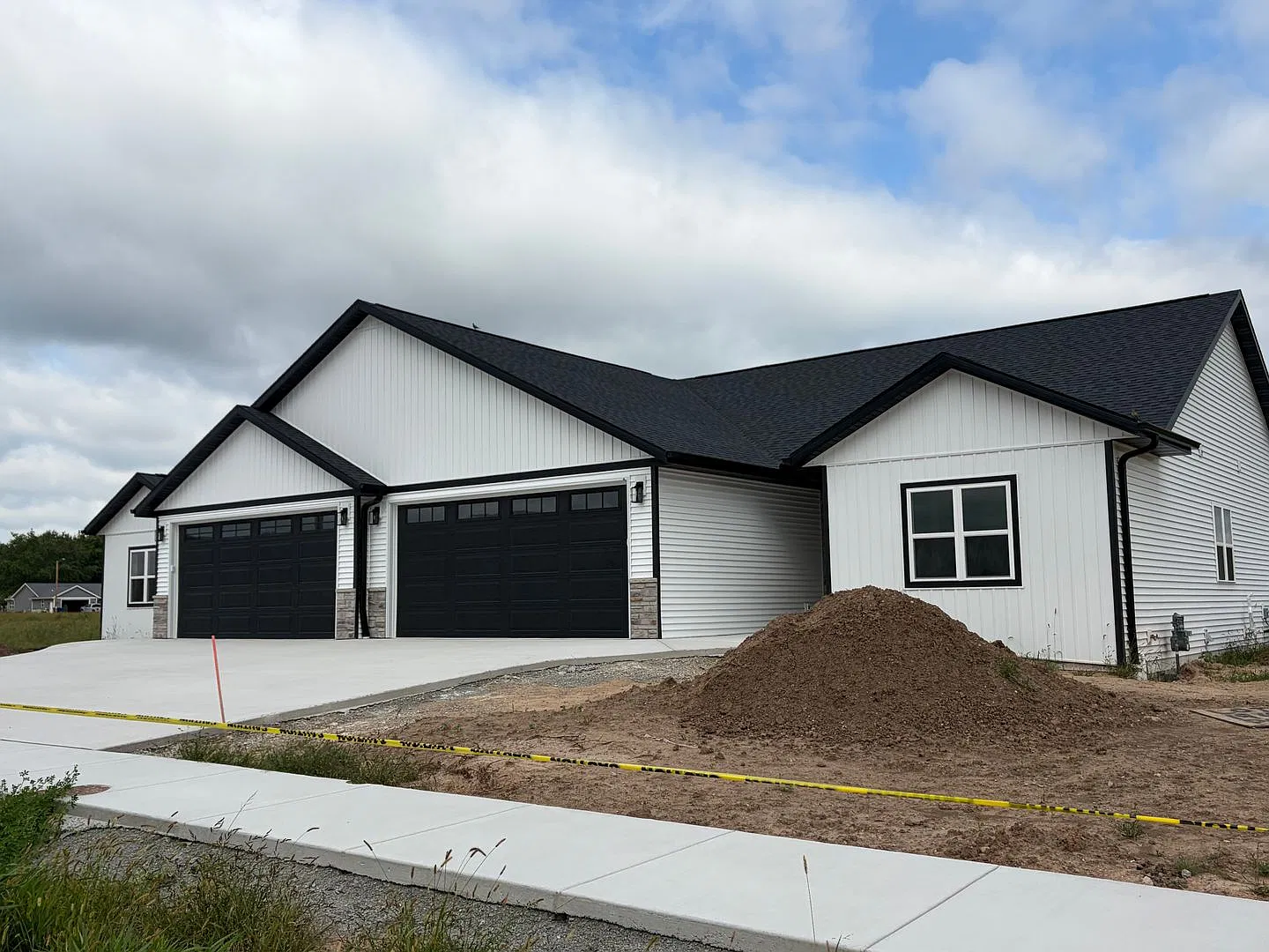 3 bedroom 2 bath newly built duplex for rent available now — Photo 2