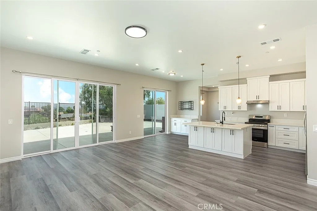 5 bed, 3375 sqft, $4,950 — Photo 4