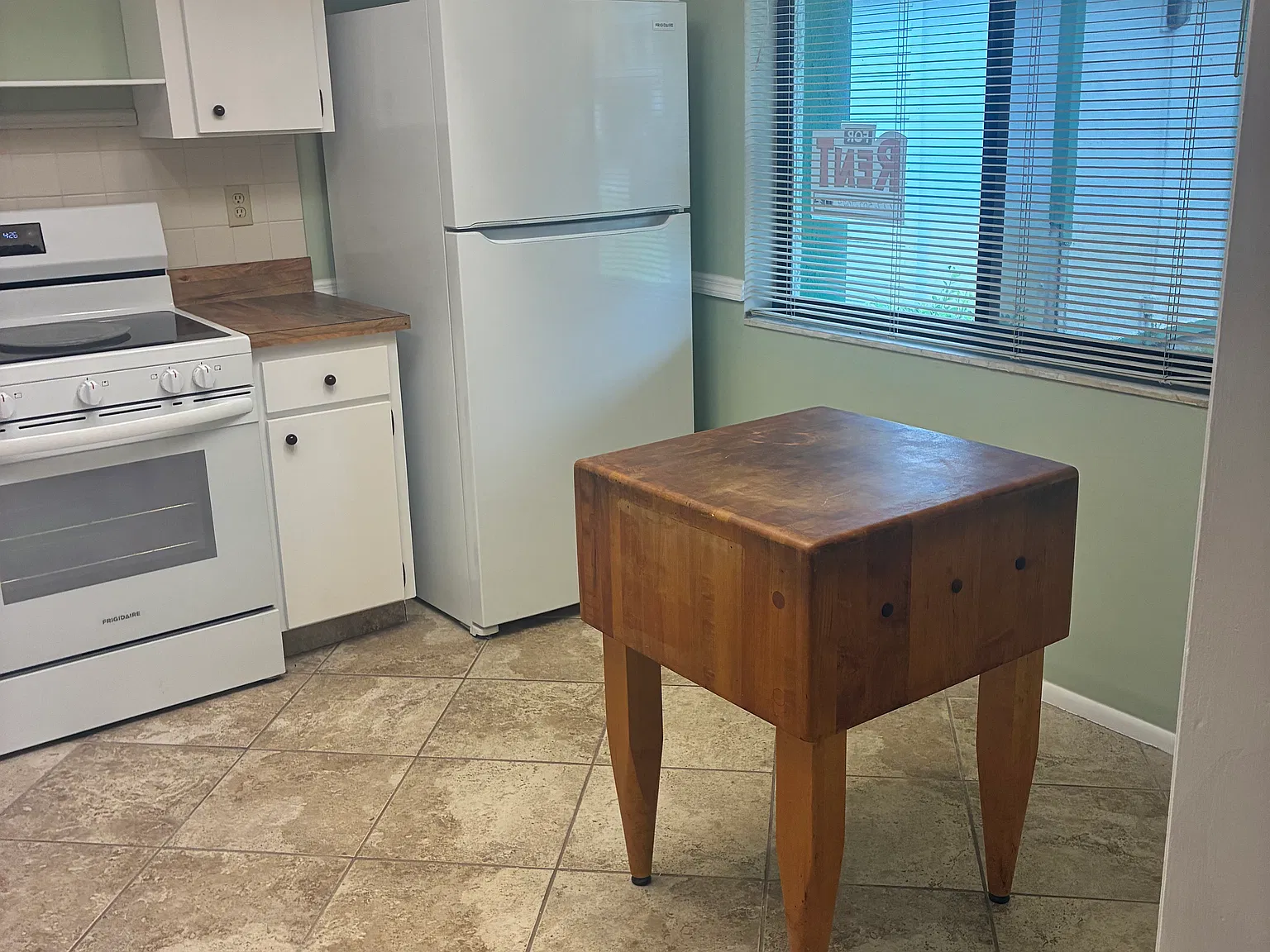 2 bed, 920 sqft, $1,775 — Photo 2