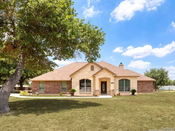 328 ROSE GARDEN DR, La Vernia, TX 78121