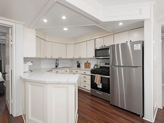5th image of 215 Caplin St