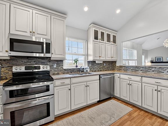 2nd image of 115 Primrose Ln