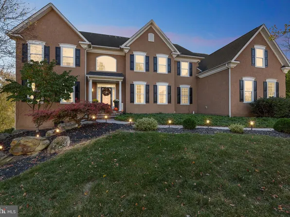 8 Leaf Creek Ct, Douglassville, PA 19518