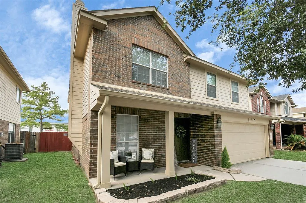 4 bed, 2.5 bath, 3215 sqft, $2,300 — Photo 2