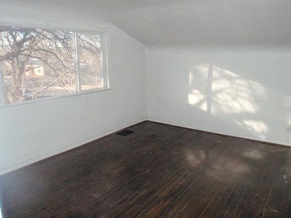 4th image of 606 N Wall Ave