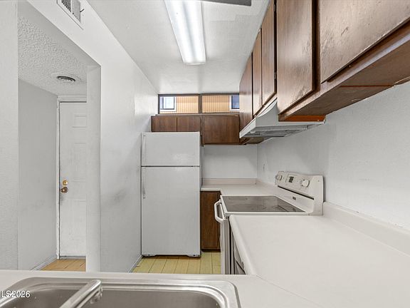 3rd image of 861 Nutmeg Pl