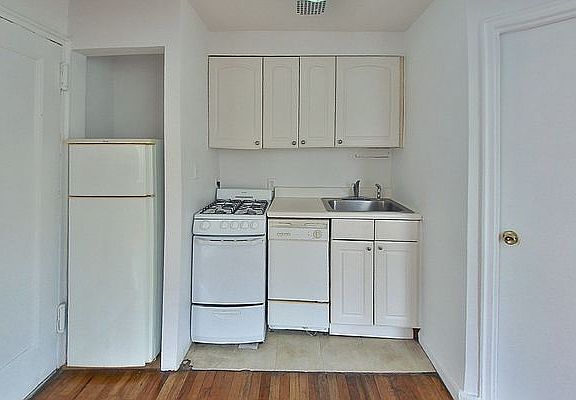 3rd image of 100 W 79th St APT 3A