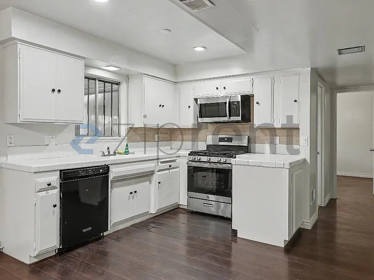 766 E Pillsbury St — Photo 8
