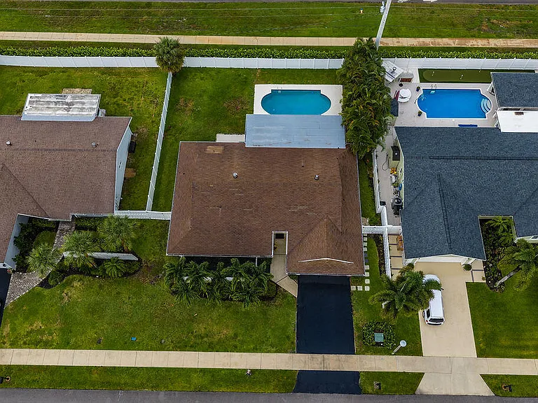 433 SW 27th Ave — Photo 3