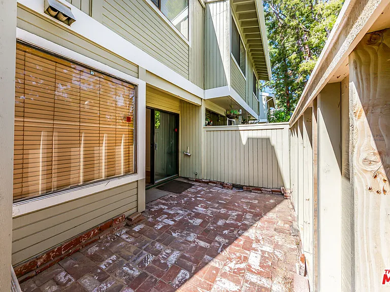 22135 Burbank Blvd #4 — Photo 10