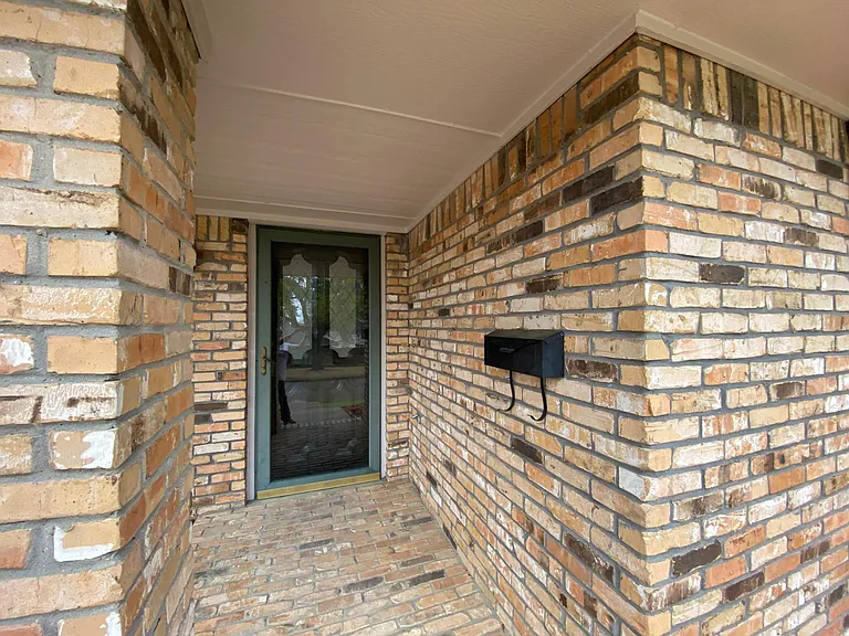 307 Wildwood Ln — Photo 2