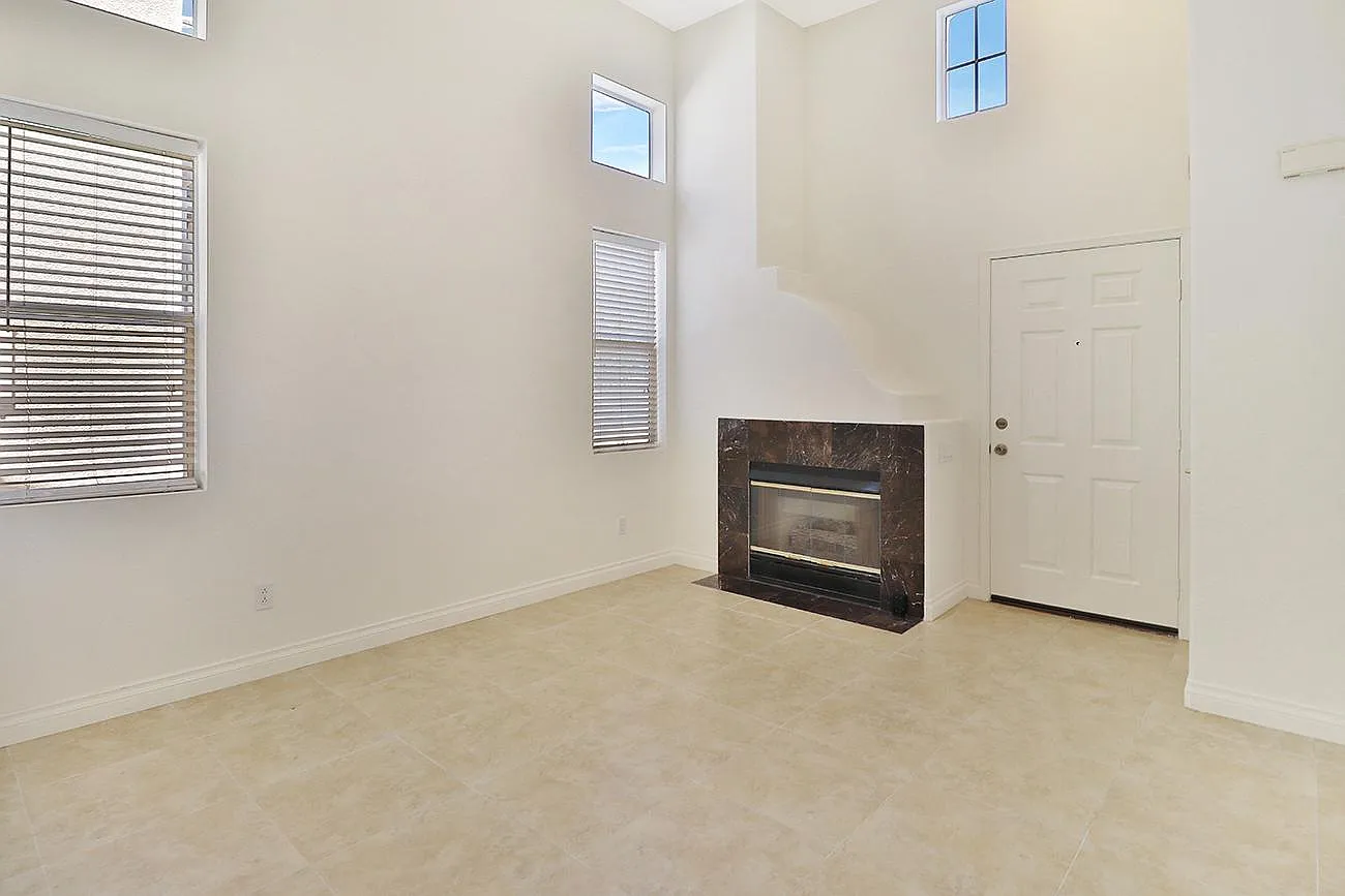 4 bed, 2.5 bath, 1569 sqft, $4,400 — Photo 4
