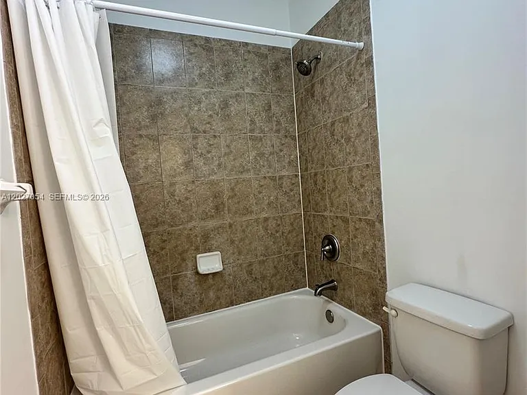 1035 NE 10th Ave #1 — Photo 15