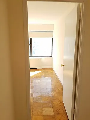 Rented by Manhattan Apartment Organization | media 37