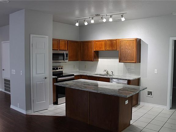 3rd image of 902 Antique Heritage Dr