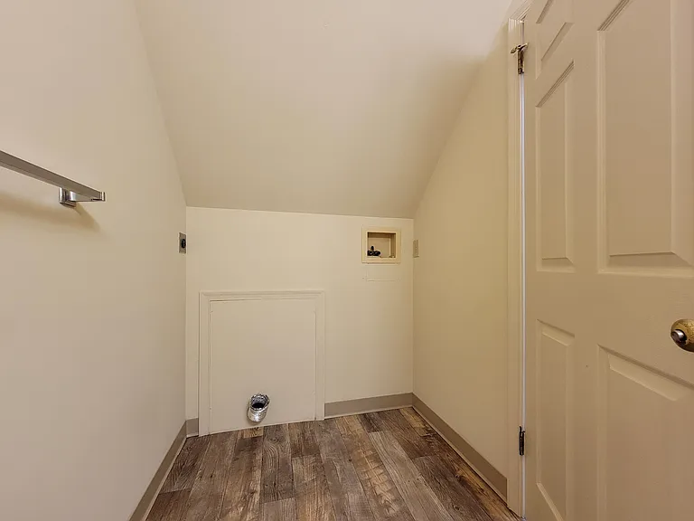 112 S Court St — Photo 11