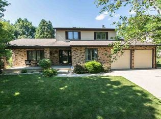 3085 Castle Woods Ln, Dubuque, IA 52001