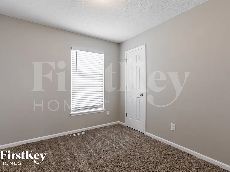 1529 NE Auburn Dr — Photo 13