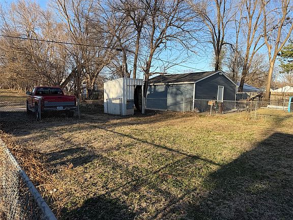 4th image of 2710 E Washington Ave