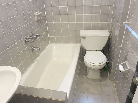 4th image of 558 11th St APT 1B