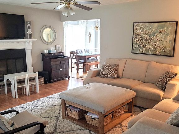 Cozy living rm w/ fireplace