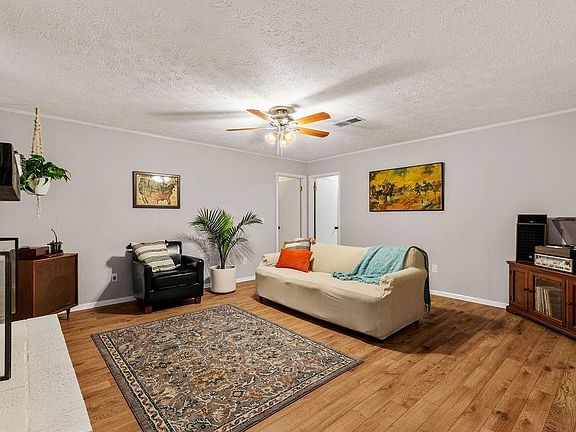 3rd image of 808 N Hills Dr