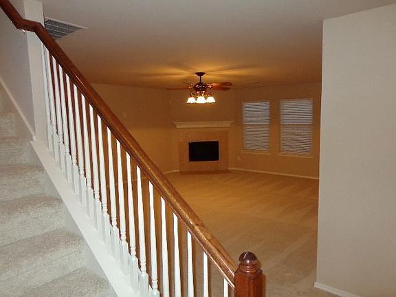 3rd image of 913 Essex Dr