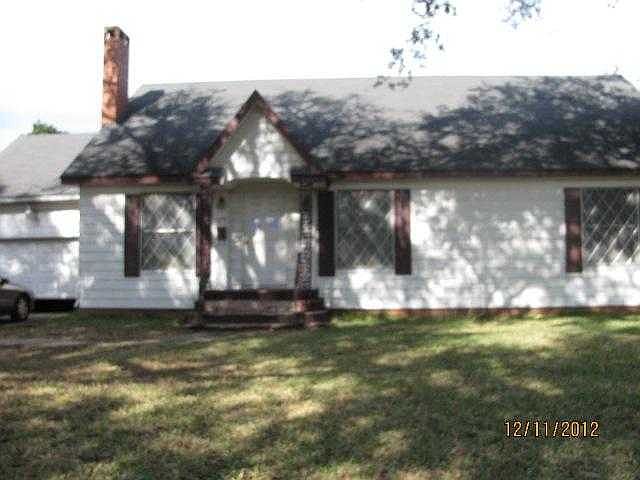1st image of 570 Zavalla St