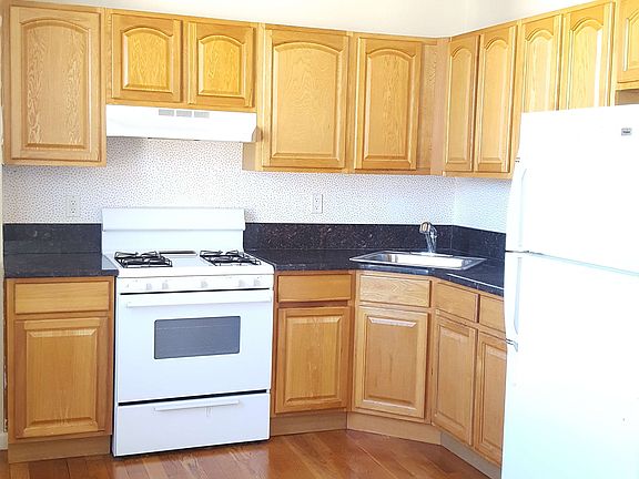 2nd image of 86 Moore St APT 4A