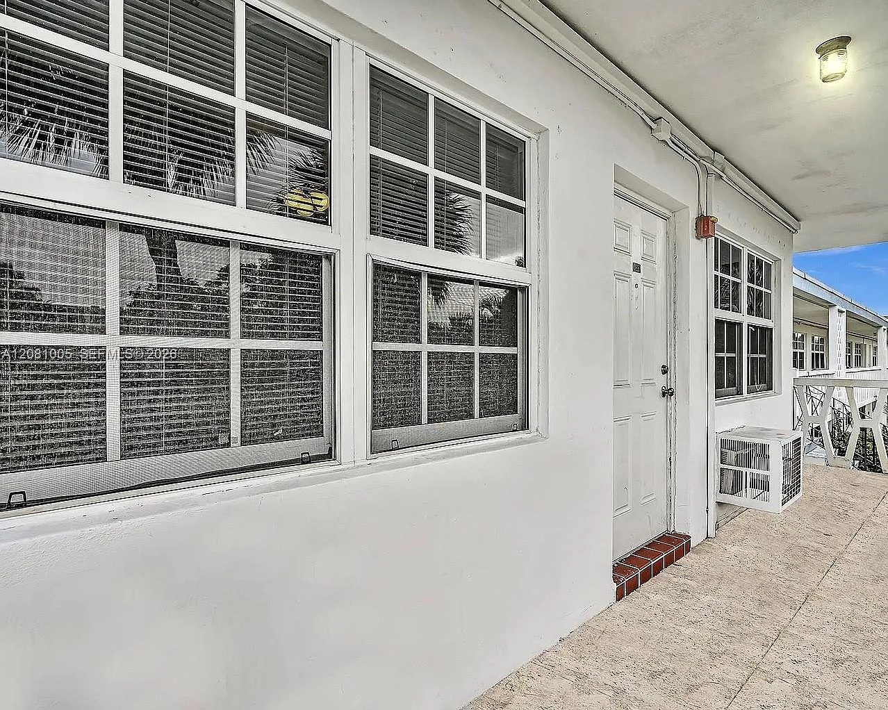 Colonial Court Condo Bldg — Photo 2