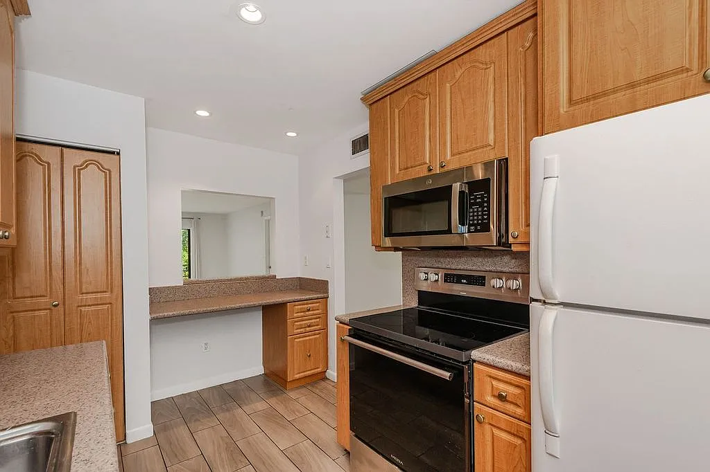2 bed, 945 sqft, $1,999 — Photo 4
