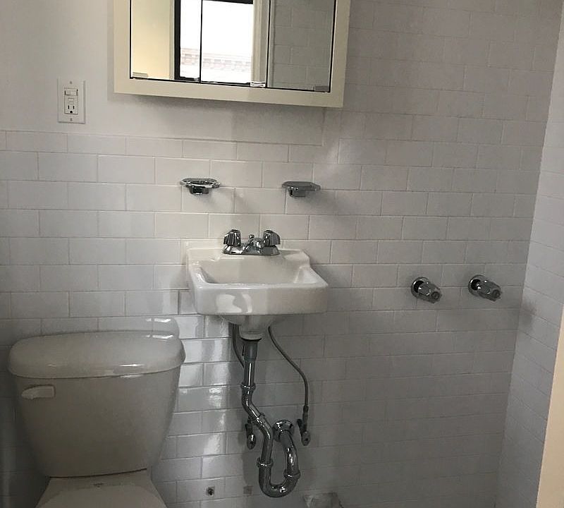2nd image of 140 E 46th St APT Rf1