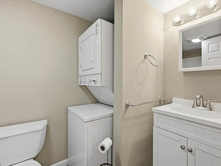2402 Pond View Dr — Photo 14